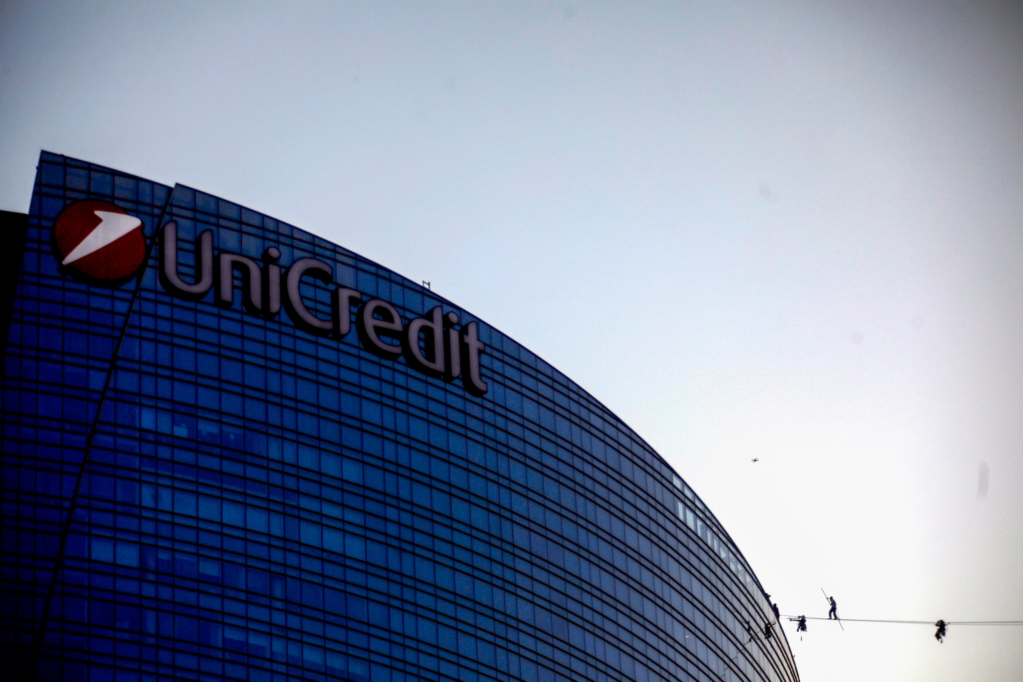 UniCredit anticipa il buyback e conferma i target. Orcel spero in